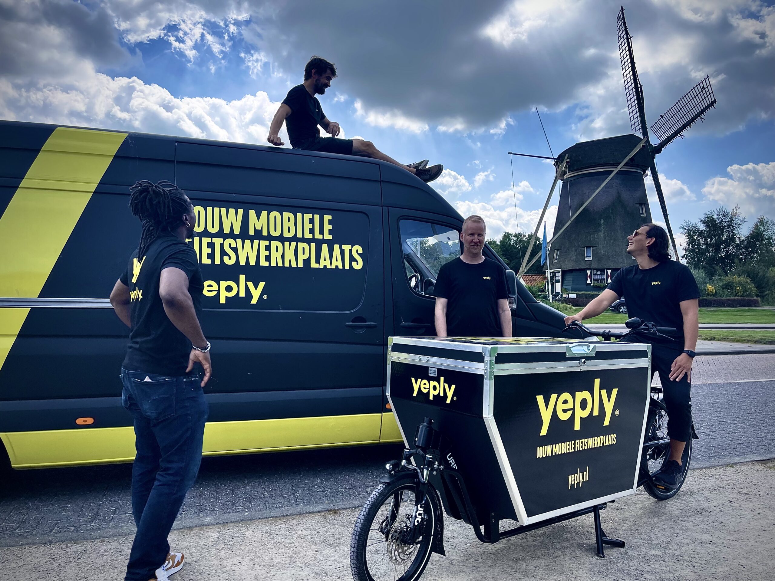 Yeply mechanics around Yeply van and cargo bike